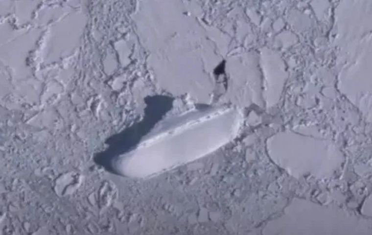 A medida que amplía el mapa en una vista 3D, una de las áreas de hielo comienza a parecerse a la forma de un barco, y parece mostrar un casco, cubierta y chimeneas .