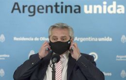 El anuncio se dio a conocer tras un encuentro del presidente Fernández con representantes en Buenos Aires de AstraZeneca y de la biotecnológica mAbxience.