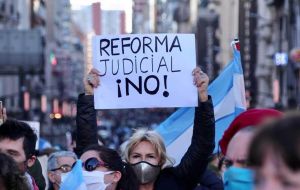 Desde la oposición, los parlamentarios de Juntos por el Cambio, Martín Lousteau y Mario Negri, afirmaron que el dictamen constituye “un asalto al Poder Judicial”