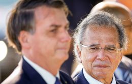 El desacuerdo expuso divisiones entre Guedes, quien lucha por contener el déficit fiscal, y un presidente cuya popularidad ha crecido con los paquetes de ayuda social