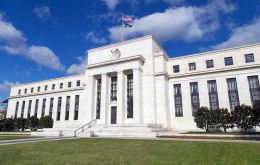 En un comunicado aprobado por los 17 gobernadores del banco central, la Fed dijo que buscará una meta de inflación promedio de 2% en el tiempo