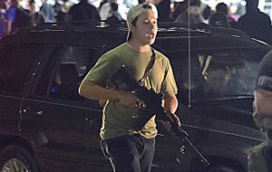 En el video, el joven acusado de los dos asesinatos, Kyle Rittenhouse, aparece con guantes,  una ametralladora colgada y explicando que está listo para “proteger”.