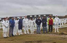 Grupo de expertos forenses de la Cruz Roja en el cementerio militar argentino en las Falklands  (Foto ICRC)