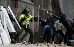 Desde que comenzaron las protestas el miércoles en Bogotá al menos nueve personas han muerto, mientras que cientos de civiles y policías resultaron heridos.
