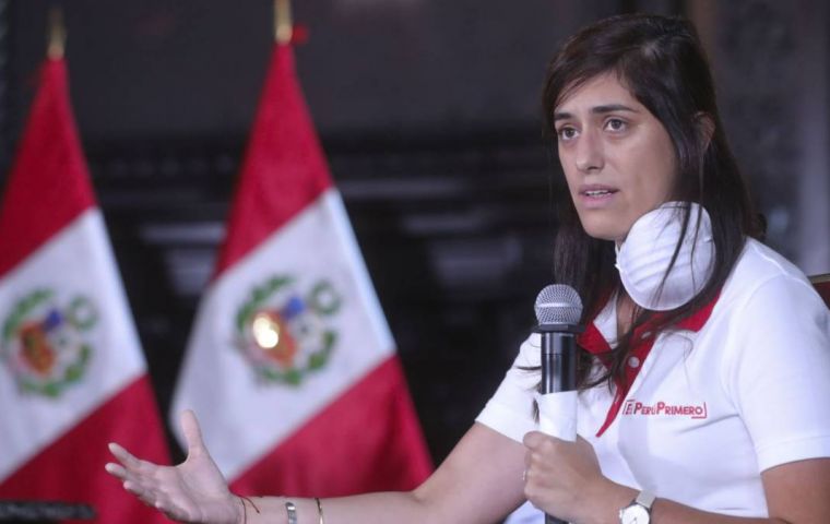La ministra Maria Antonieta Alva puso en marcha el mayor paquete fiscal en la historia de Perú para revivir una economía que ha caído en profunda recesión