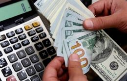 El banco central fortaleció el denominado “cepo cambiario” al agregar un impuesto del 35% a las personas que usan su cupo de compra de hasta 200 dólares por mes