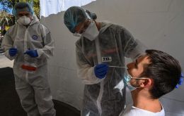 La OMS llamó a que los trabajadores médicos de primera línea tengan acceso a equipos de protección adecuados para evitar ser infectados con COVID-19 