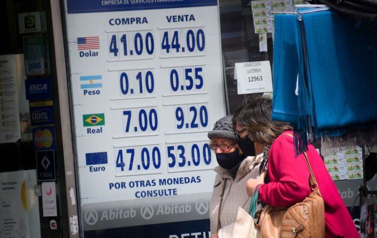 El miércoles, el estatal Banco República, principal banco del país, ofrecía diez centavos por cada peso argentino.