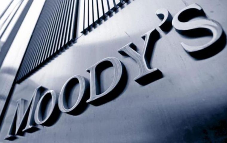 Moody's explicó que “la reestructuración de la deuda extendió los próximos vencimientos y redujo los pagos de intereses”