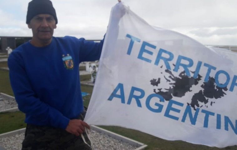 El despliegue de algunos símbolos por visitantes generan temor e inquietud en la comunidad de las Falklands (Foto Clarin)