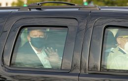 Trump saludó a los centenares de seguidores desde dentro del auto, con el rostro cubierto por un barbijo, de los que tantas veces prescindió