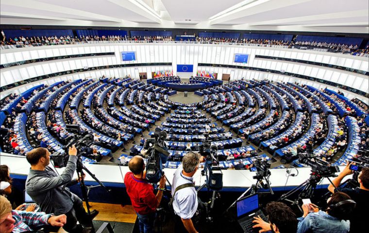 La resolución responde a una enmienda introducida por la delegación francesa del grupo Renovar Europa, aprobada por 345 votos, 295 en contra y 56 abstenciones.