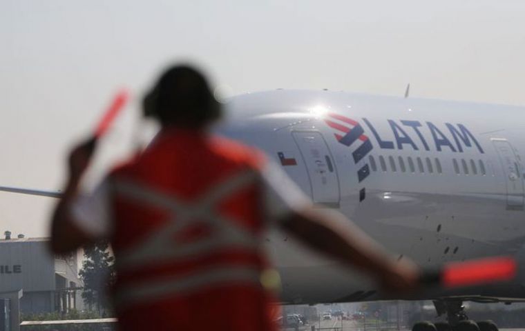 LATAM Brasil señaló estar en contacto con el Sindicato de Aeronautas  para “iniciar las negociaciones de un nuevo modelo de remuneración de sus tripulantes”