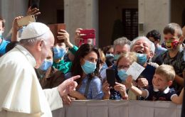 El Papa Francisco bendiciendo a los fieles en la plaza del Vaticano