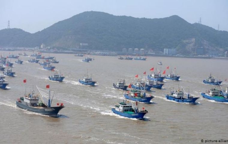 El 24 de septiembre la embajada de EE.UU. en Perú, se emitió una alerta por la presencia de los 300 barcos chinos, a unas 230 millas de las costas de Pisco