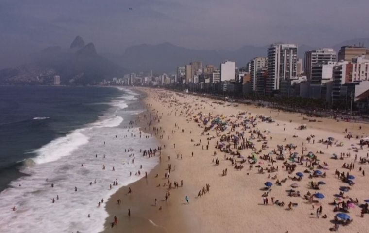 Durante el fin de semana, pese a las advertencias de los expertos en salud, los brasileños se volcaron masivamente a las playas y las montañas