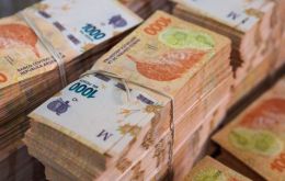 Para el Financial Times, los argentinos tienen “poca fe en el valor del peso” y menciona la brecha entre el dólar oficial y el paralelo –superior al 100%.
