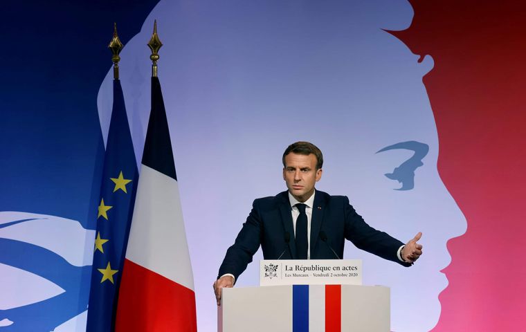 “El toque de queda durará cuatro semanas e iremos al Parlamento para extenderlo hasta el 1 de diciembre. Seis semanas es el tiempo que creemos útil”, dijo Macron
