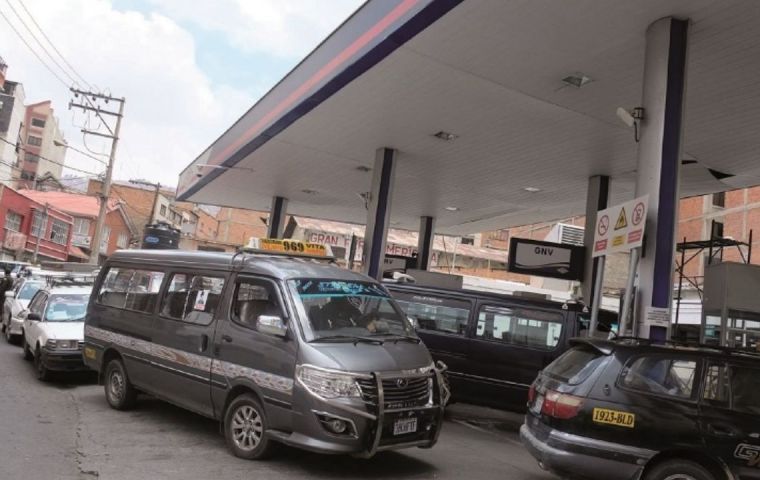 Vehículos privados y de transporte público se apostaron desde temprano en estaciones de servicio de ciudades como La Paz para comprar gasolina o diesel
