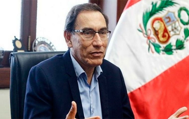 “A la vuelta de la esquina están las elecciones”, afirmó Vizcarra en el Palacio de Gobierno al rechazar el “inoportuno” comportamiento del Congreso. 