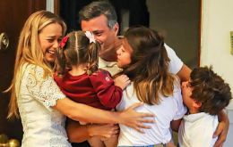 España confirmó que el emblemático líder opositor ya se pudo “reunir con su familia” residente en Madrid: su padre, su esposa Lilian Tintori y sus tres hijos.