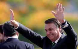 Según la consultora MDA, la imagen positiva de Bolsonaro alcanzó 52%, veinte puntos  más que en mayo, frente a 43% que tienen una opinión negativa sobre él.