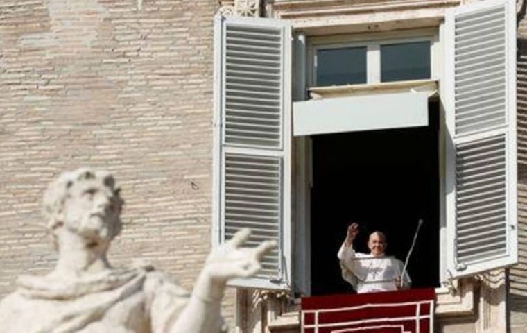 Los comentarios del Papa provocaron distintas reacciones, y la Secretaría de Estado del Vaticano envió una “nota explicativa” a sus embajadores, quienes a su vez la hicieron llegar a los obispos. 
