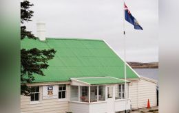 La bandera de las Falklands flamea en Gilbert House, sede del gobierno electo de las Islas.