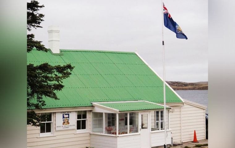La bandera de las Falklands flamea en Gilbert House, sede del gobierno electo de las Islas.