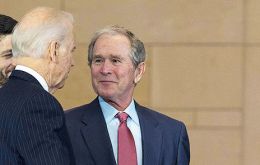 “Aunque tenemos diferencias políticas, sé que Joe Biden es un buen hombre que ha ganado la oportunidad de liderar y unificar nuestro país”, indicó Bush