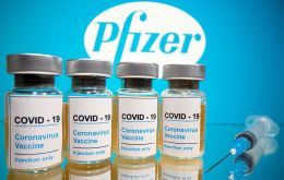 La vacuna Pfizer basada en una tecnología novedosa que utiliza ARNm sintético para activar el sistema inmunológico contra el virus, presenta desafíos especiales