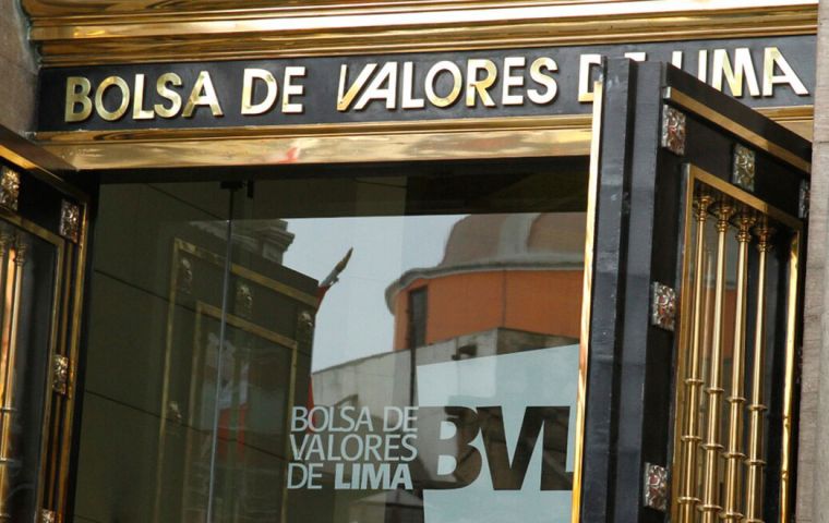 La Bolsa de Lima se derrumbó un 5,42%, a 468,96 puntos, con los papeles financieros siendo los más golpeados