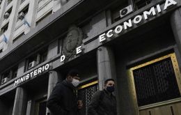 Argentina reestructuró más US$ 65.000 millones de deuda hace dos meses, pero los bonos del país han perdido casi un 30% desde su relanzamiento