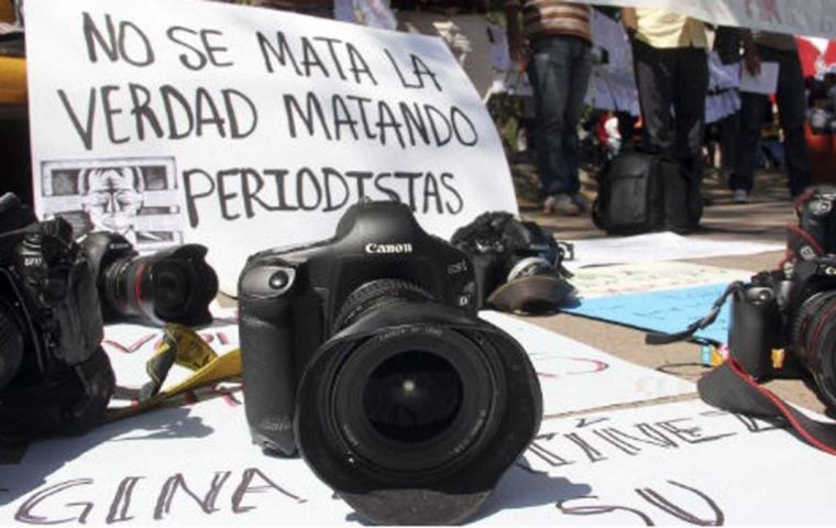 “Continúa la espiral de violencia contra la prensa en México: tres periodistas han sido asesinados en los últimos días, ocho reporteros asesinados este año”, dijo RSF