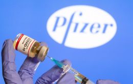 La vacuna Pfeizer-BioNTech apela a una tecnología novedosa, inyecta al organismo filamentos de instrucciones genéticas llamadas “Ácido ribonucleico mensajero”.