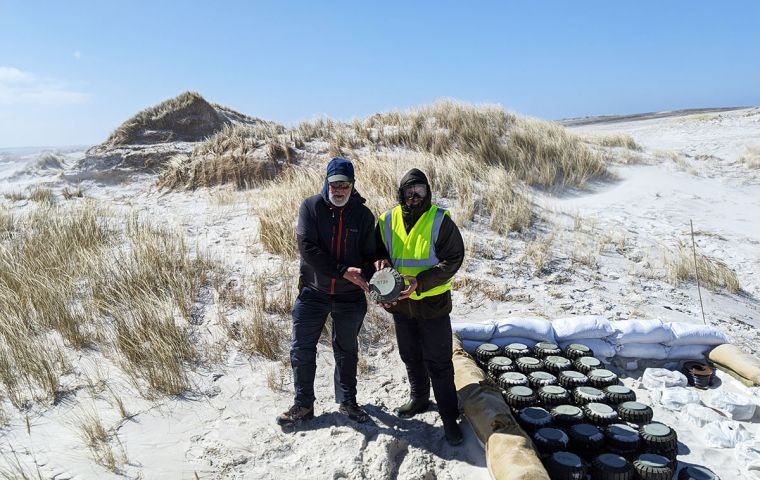 Guy Marot y John Hare con la última mina removida del suelo de las Falklands, que será detonada este sábado en una celebración muy especial 