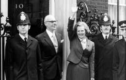 La cuarta temporada repasa los acontecimientos que marcaron a los Windsor desde 1979, cuando Margaret Thatcher) llega al número 10 de Downing Street