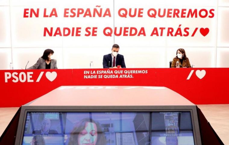 Desde el gabinete de Pedro Sánchez aseguran seguir las directrices de la UE mientras las asociaciones de la prensa denuncian que no les hayan consultado antes
