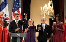 En su primera noche en Santiago, Michelle y Obama recuerda haber asistido a una cena de Estado organizada por Piñera