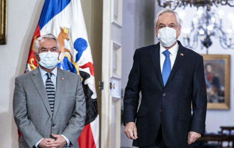 El apoyo a Piñera  es del 16%, en tanto el mejor evaluado es el ministro de Salud Pública Enrique Paris (I)se mantiene en el primer lugar con un 65% de aprobación. 