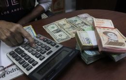 Las transacciones en dólares en efectivo han aumentado en Venezuela bajo la hiperinflación que lleva tres años
