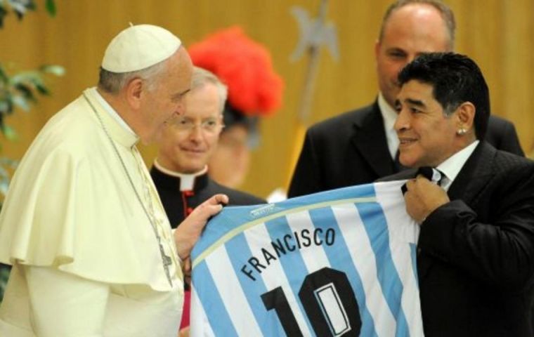 El Papa junto a Maradona en el Vaticano 