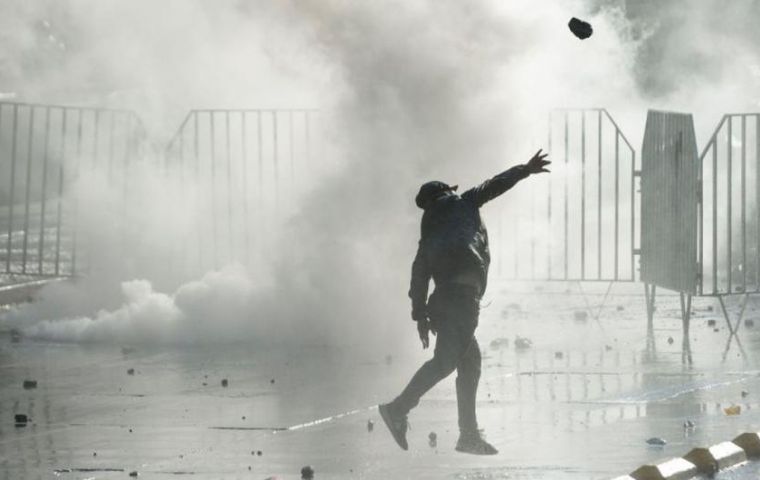 Las protestas en las calles de Santiago han vuelto en forma de saqueos y choques entre manifestantes y Carabineros, situación que dejó 17 detenidos.