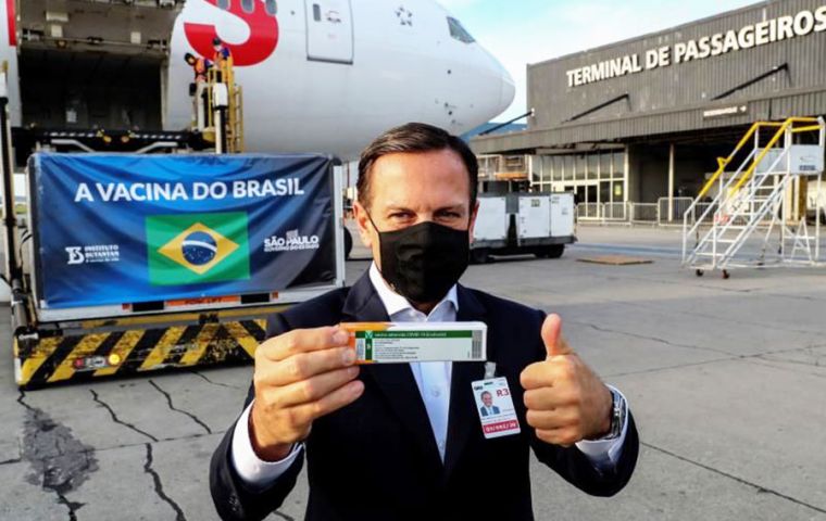 El gobernador de San Pablo, Joao Doria, divulgó la llegada de un avión proveniente de Beijing con los insumos de la vacuna Coronavac