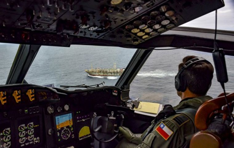Aviones chilenos sobrevuelan a poteros en el Pacífico. Según dicha Armada, dos de ellos ya cruzaron el Estrecho de Magallanes hacia el Atlántico.