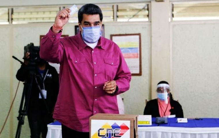 “El fraude electoral de Venezuela ya se ha cometido. Los resultados anunciados por el ilegítimo régimen de Maduro no reflejarán la voluntad del pueblo venezolano”, señaló Mike Pompeo