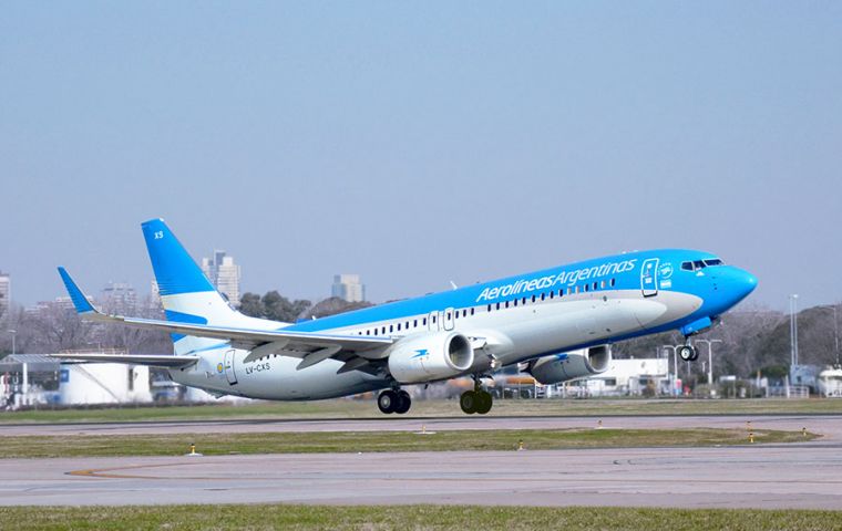 En principio la compañía tenía planeado operar un vuelo diario hacia ambas ciudades uruguayas desde el aeropuerto de Ezeiza a partir del 1º de enero