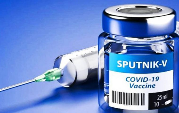 El lunes el Centro Gamaleva que desarrolla la vacuna Sputnik V, aseguró que se logró alcanzar una efectividad contra el coronavirus del 91,4%, porcentaje que llega al 100% en los casos severos