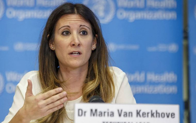 “Según nuestros colegas del Reino Unido, no hay evidencia de que esta variante se comporte de manera diferente“, mencionó Maria Van Kerkhove de la OMS