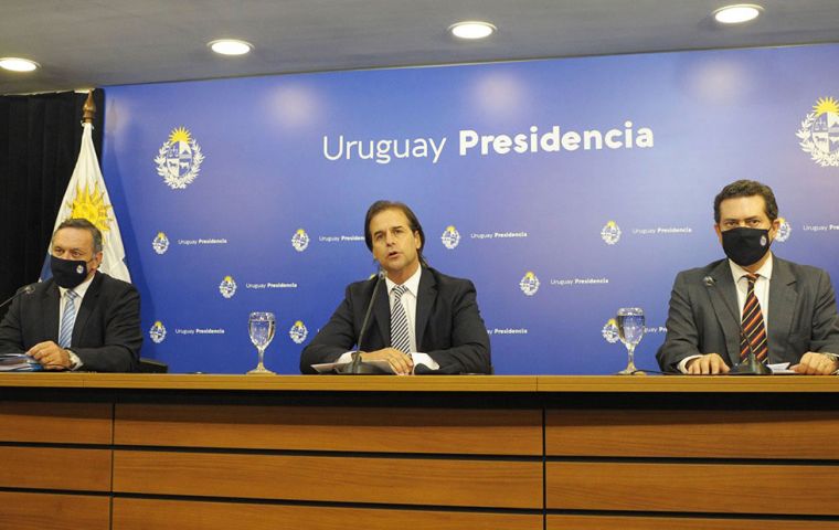 El presidente Luis Lacalle Pou al centro junto al Secretario del Ejecutivo Alvaro Delgado y el Sub Secretario, Rodrigo Ferrés 